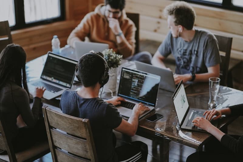 Equipa da Konekto Software a colaborar em projectos digitais em Moçambique